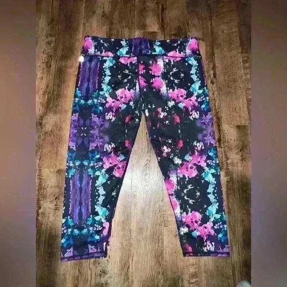Fabletics super cute multi-color design capris - XL - Picture 3 of 3